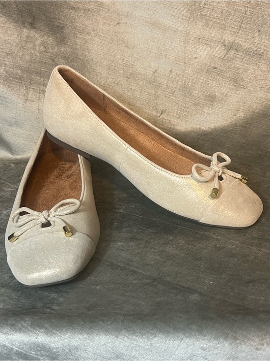 Vionic Shoes - Vionic Klara Gold Shimmer Flat Shoes w/Extra Insoles. Size 9W